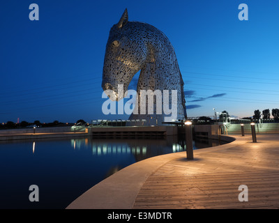 Uno dei magnifici Kelpies testa di cavallo sculture, progettato da Andy Scott. Parte del progetto Helix a Falkirk. Foto Stock