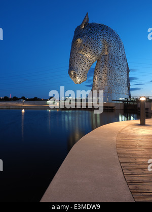 Uno dei magnifici Kelpies testa di cavallo sculture, progettato da Andy Scott. Parte del progetto Helix a Falkirk. Foto Stock