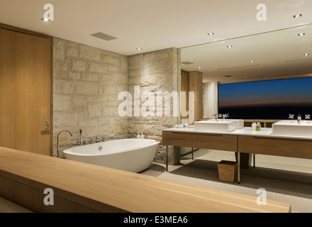 Bagno moderno con vasca da bagno di notte Foto Stock