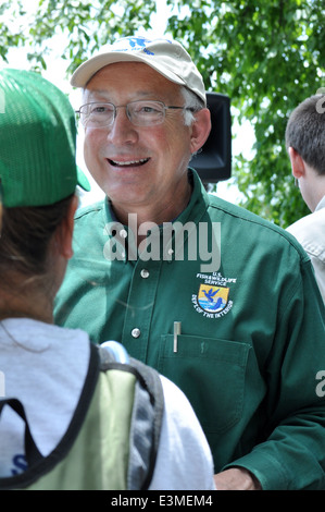 Il segretario Ken Salazar ha incontrato il Detroit River International Wildlife Refuge Youth Conservation Corps (YCC) come parte dell'iniziativa americana Great Outdoors, promuovendo l'educazione ambientale e gli sforzi di conservazione nella regione del fiume Detroit. Foto Stock