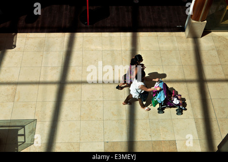 Due donne con passeggino a piedi nel centro commerciale per lo shopping Foto Stock