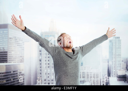 Esuberante uomo nella finestra urbana Foto Stock