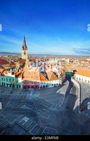 Scala la torre di Sibiu e la città vecchia vista dalla parte superiore Foto Stock