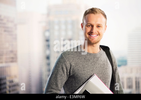 Ritratto di imprenditore sorridente nella finestra urbana Foto Stock