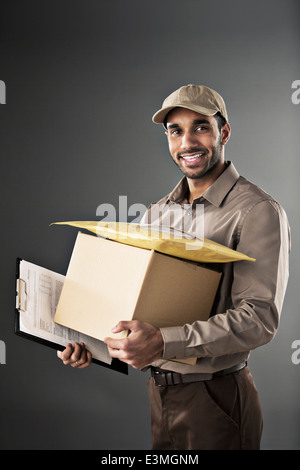 Ritratto di fiducioso deliveryman Foto Stock