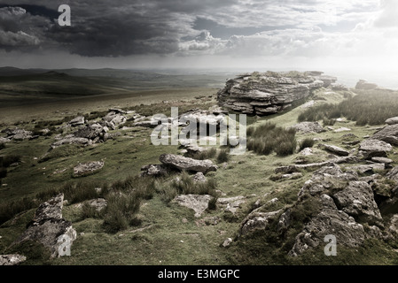 Drammatica brughiere selvagge rocce. Paesaggio selvaggio da Dartmoor, REGNO UNITO Foto Stock