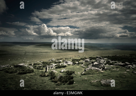 Drammatica brughiere selvagge rocce. Paesaggio selvaggio da Dartmoor, REGNO UNITO Foto Stock