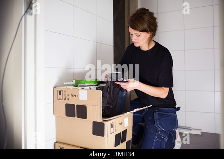 Falegname femmina lavorando presso il sito Foto Stock