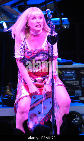 Berlino, Germania. Il 23 giugno, 2014. Noi cantante e attrice Debbie Harry compie durante un concerto con la sua band Blondie al Tempodrom di Berlino, Germania, 23 giugno 2014. Foto: ROLAND POPP/DPA - NESSUN SERVIZIO DI FILO-/dpa/Alamy Live News Foto Stock