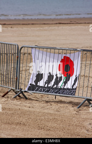 Centesimo anniversario soldato papavero Lest ci dimentichiamo di loro 1914 - 2014 banner commemorativo a Weymouth Beach, Dorset UK nel mese di maggio Foto Stock