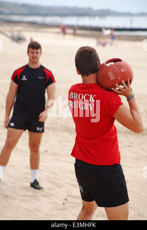 Gli studenti di Brockenhurst College si impegnano personal fitness valutazione utilizzando ambiente naturale sulla spiaggia a Bournemouth Foto Stock