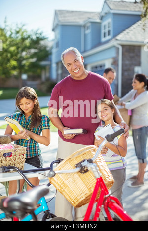 Ritratto di nonno e nipote al cantiere vendita Foto Stock