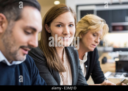 Ritratto di fiducioso imprenditrice in office meeting Foto Stock