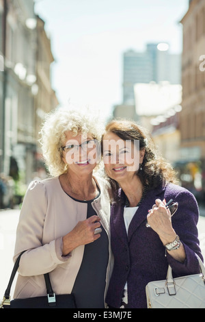 Ritratto di felice le donne anziane in piedi sulla strada Foto Stock