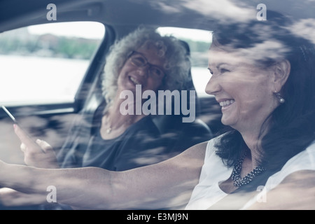 Felici le donne anziane godendo di viaggio su strada Foto Stock