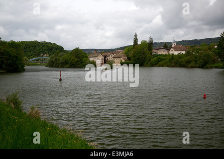 Il francese fiume Doubs con village Baume-les-Dames, Franche-Comté, Doubs, Francia Foto Stock