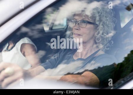 Senior donna alla guida di auto Foto Stock