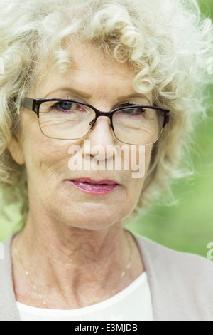 Ritratto di fiducia senior donna in posizione di parcheggio Foto Stock