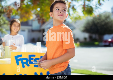 Ragazzo acquisto di limonata a lemonade stand Foto Stock