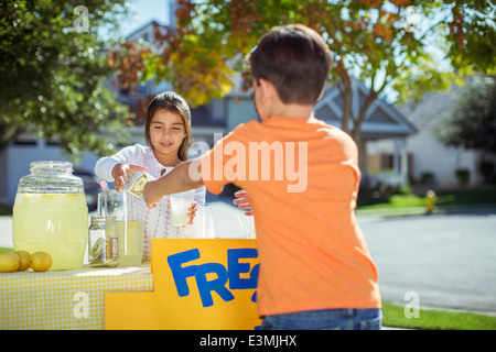 Ragazzo acquisto di limonata a lemonade stand Foto Stock