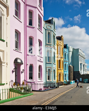 Il pastello colorato seaside edifici di Tenby. Foto Stock