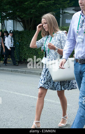 Wimbledon Londra, UK, 25 giugno 2014. Kim Sears arriva il giorno tre del 2014 Wimbledon Lawn Tennis championships di guardare il suo fidanzato Andy Murray gioca la sua seconda partita: Credito amer ghazzal/Alamy Live News Foto Stock