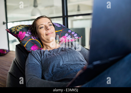 Coppia imprenditrice comodamente lavoro in ufficio Foto Stock