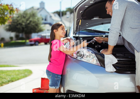 Padre e figlia di fissaggio motore auto Foto Stock