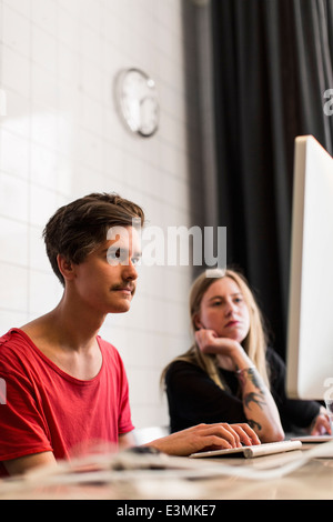 Giovane imprenditore e imprenditrice che lavorano in ufficio creativo Foto Stock