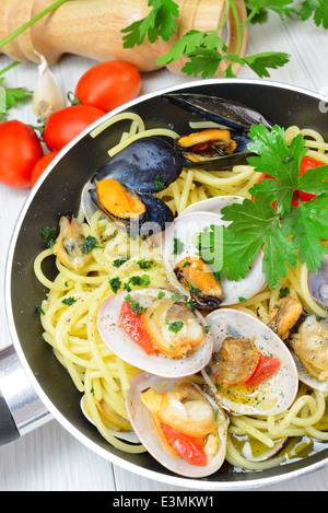 Italiano cibo tradizionale composto da spaghetti e frutti di mare fasolari,le vongole e cozze Foto Stock