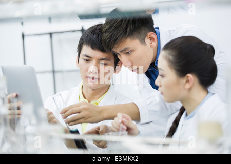 Studenti del college facendo esperimento Foto Stock