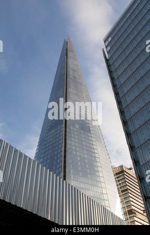 Guardando da fuori Londra London Bridge al grattacielo Shard, Londra Foto Stock