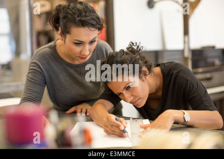 Creative imprenditrici lavoro in ufficio Foto Stock