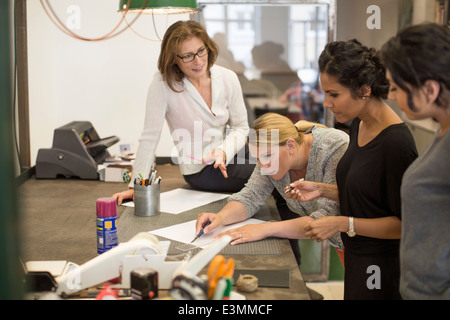 Creative imprenditrici la preparazione di piano alla tavola in ufficio Foto Stock