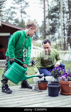 Il padre e il Figlio insieme di giardinaggio in cantiere Foto Stock