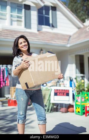 Ritratto di donna sorridente con box garage Vendita Foto Stock