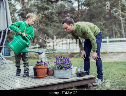 Il padre e il Figlio insieme di giardinaggio in cantiere Foto Stock