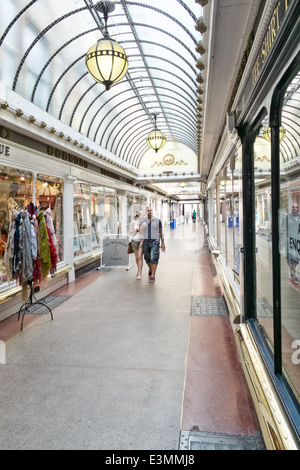 Un paio di passeggiare per il centro storico corridoio coperto shopping arcade in bagno, Somerset, Regno Unito Foto Stock