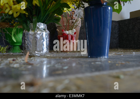 Fiori a sinistra in un Columbarium, una camera che si trova di solito in un cimitero, vi sono vani incassati per la memorizzazione di cenere. Foto Stock