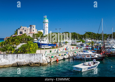 Il porticciolo e il faro in Cozumel, Caraibi, Messico. Foto Stock