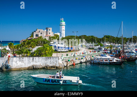 Il porticciolo e il faro in Cozumel, Caraibi, Messico. Foto Stock