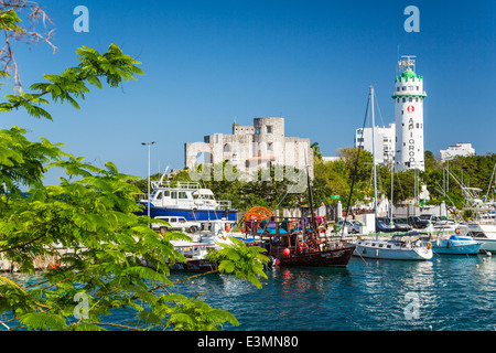 Il porticciolo e il faro in Cozumel, Caraibi, Messico. Foto Stock