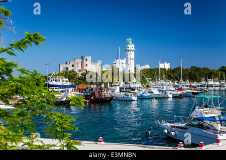 Il porticciolo e il faro in Cozumel, Caraibi, Messico. Foto Stock