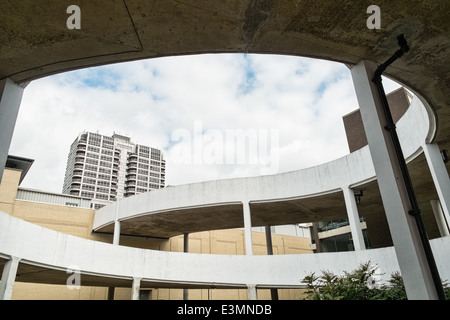 Una vista attraverso l'ingresso rampa di servizio del centro Brunel, Swindon & vista del David Murry John edificio Foto Stock