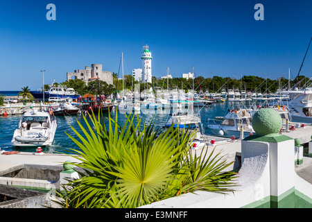 Il porticciolo e il faro in Cozumel, Caraibi, Messico. Foto Stock