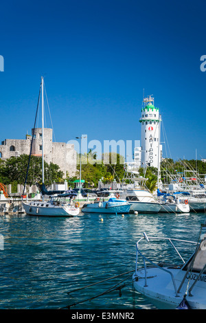 Il porticciolo e il faro in Cozumel, Caraibi, Messico. Foto Stock