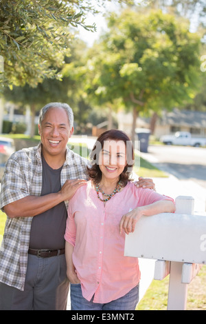 Ritratto di Coppia sorridente alla mailbox Foto Stock