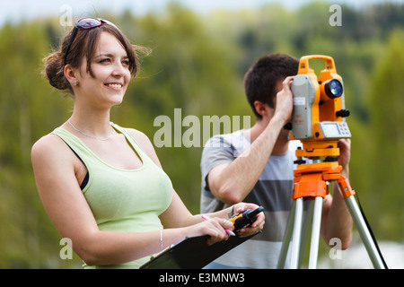 Due giovani geometri al lavoro Foto Stock