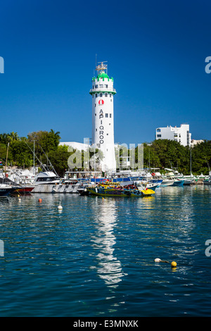 Il porticciolo e il faro in Cozumel, Caraibi, Messico. Foto Stock