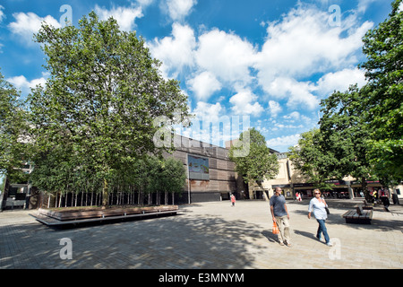 La Wharf Green Public Square & BBC finanziati grande schermo in Swindon's Brunel shopping centre, Swindon, Wiltshire, Regno Unito Foto Stock